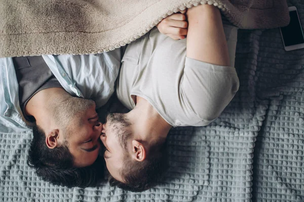 Gay casal desfrutar juntos dentro de casa, beijar cada outros — Fotografia de Stock