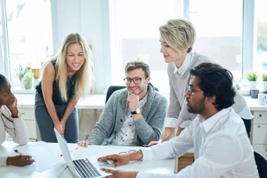 aktif ofis çalışanları çevrimiçi konferansı izliyor.