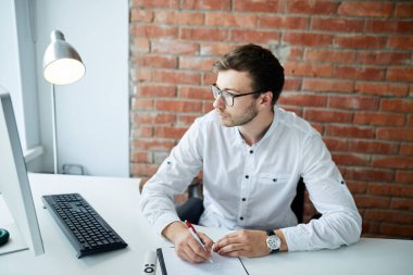 ciddi bir adam dizüstü bilgisayarla çalışıyor