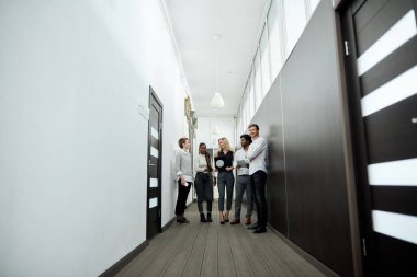 Çalışkan ofis çalışanları projeyi koridorda yürütüyorlar.