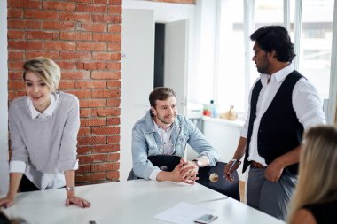 proje hakkında konuşan yaratıcı tasarımcılar