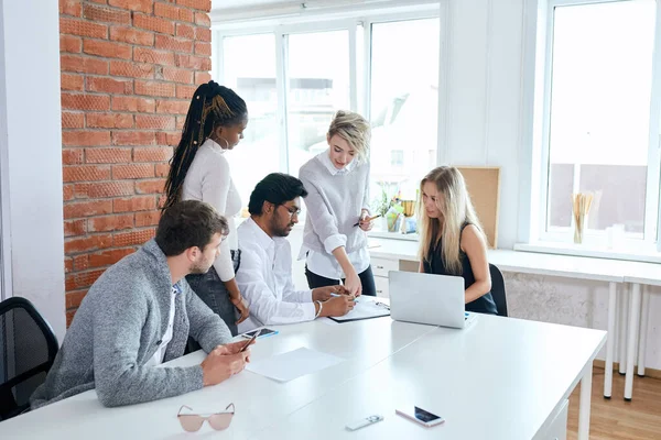 Diseñadores están discutiendo el proyecto mientras que la reunión —  Fotos de Stock