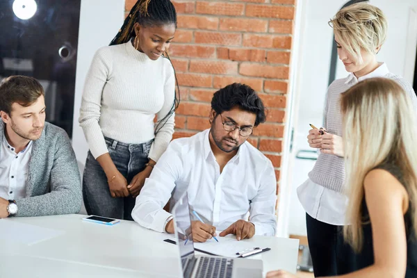 Jefe inteligente de confianza comprobando el trabajo de sus empleados — Foto de Stock