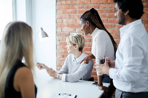 Jonge ambitieuze medewerkers concentreren zich op videoconferentie — Stockfoto