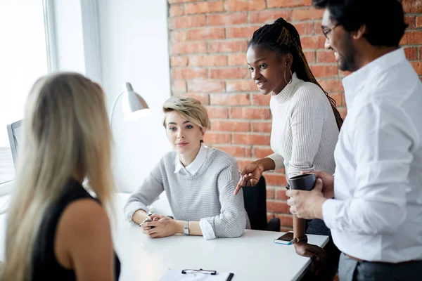 Afro-Mädchen bringt jungen Menschen bei, erfolgreich zu sein — Stockfoto