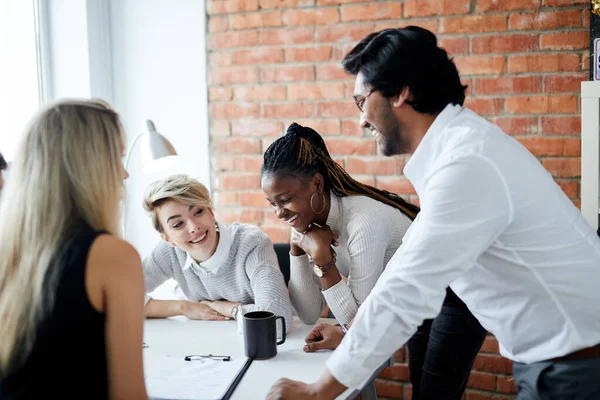 Gruppo hipster positivo di successo nel coworking. — Foto Stock