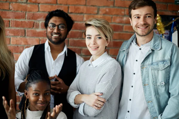 Personas corporativas se reunieron para hacer una foto — Foto de Stock