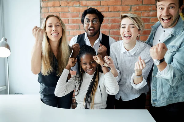 Forretningsfolk hever hendene og skriker av lykke – stockfoto