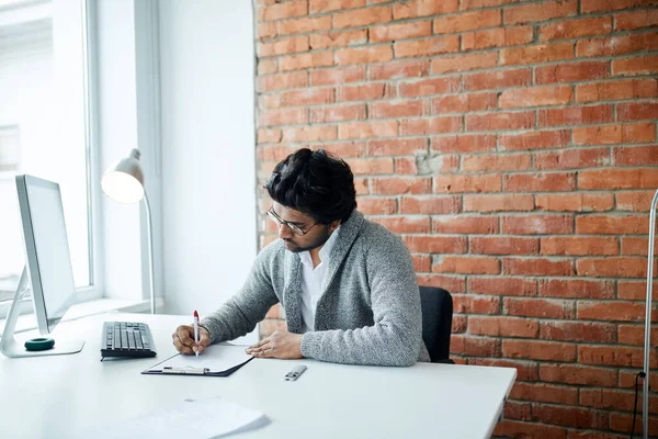 Foto zijaanzicht sluiten. freelancer schrijft iets — Stockfoto