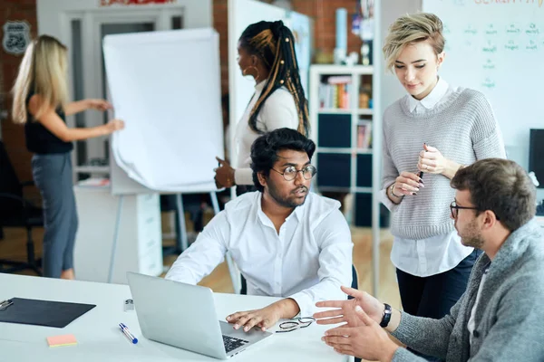 Jeunes gens d'affaires énergiques actifs inventer des idées comment th faire de l'argent — Photo