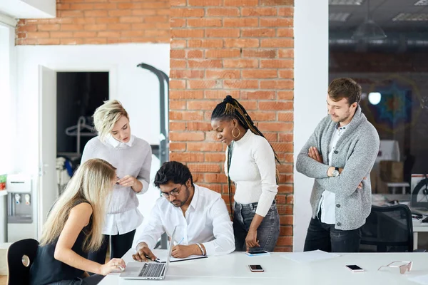 Hindoo baas delen bonus aan werknemers — Stockfoto