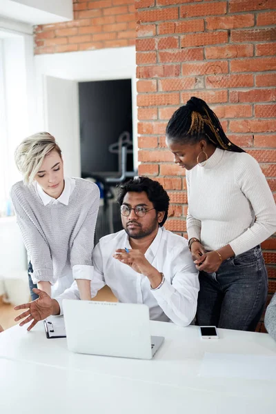 Serieuze zakenmensen met laptop — Stockfoto