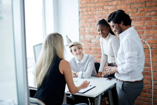 Vier positive Kollegen haben Spaß im Büroraum — Stockfoto