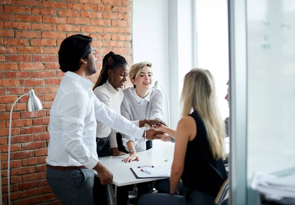 Samhörighet på jobbet. glada kontor människor sätta sina händer — Stockfoto