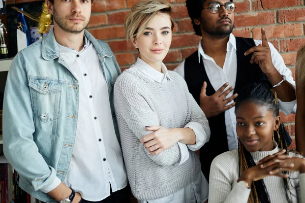 Jovem misto arce estudantes posando para a câmera — Fotografia de Stock