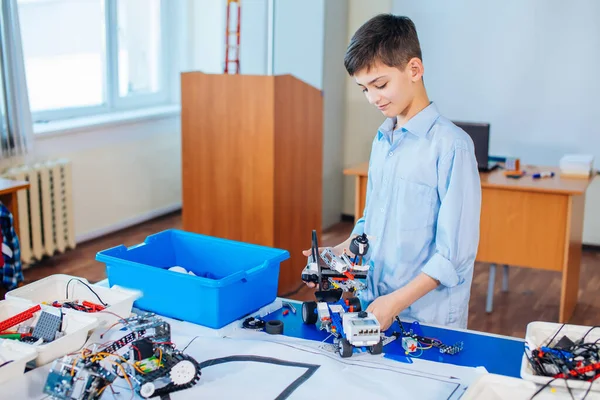 Menino na escola de robótica faz robô — Fotografia de Stock