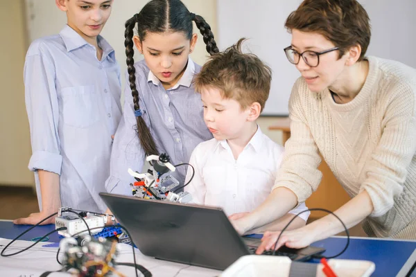 Crianças curiosas aprendem programação usando laptops em aulas extracurriculares — Fotografia de Stock