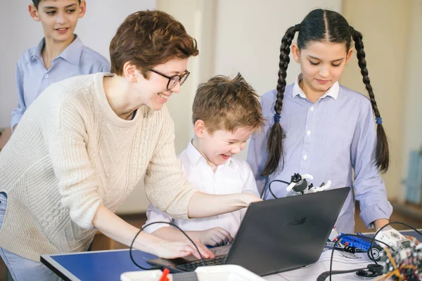 Crianças felizes aprendem programação usando laptops em aulas extracurriculares — Fotografia de Stock