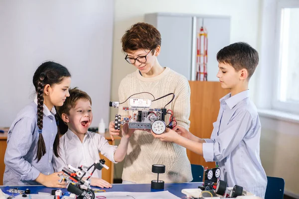 Crianças felizes aprendem programação usando laptops em aulas extracurriculares — Fotografia de Stock