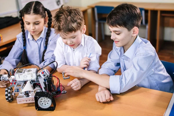 Barn leker med elektrisk robot när de besöker robotutställningen — Stockfoto