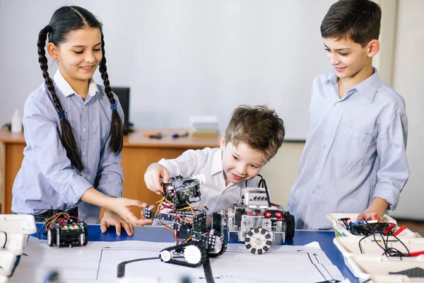 Kids playing with electrical robot while visiting robotics exhibition — Stock Photo, Image