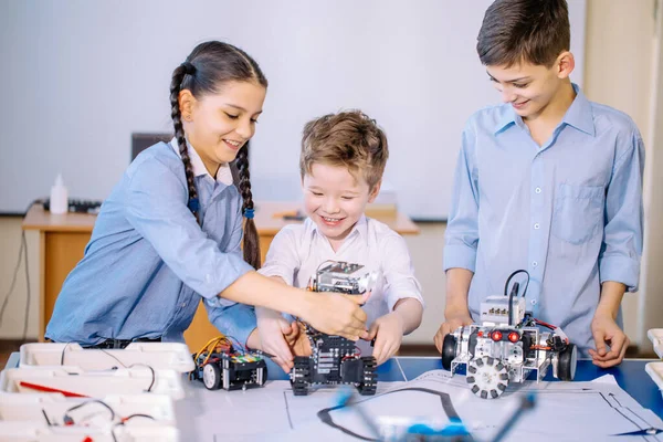 Anak-anak bermain dengan robot listrik saat mengunjungi pameran robot — Stok Foto