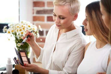 Makyaj sanatçısı öğrencilere profesyonel utangaçlık gösteriyor