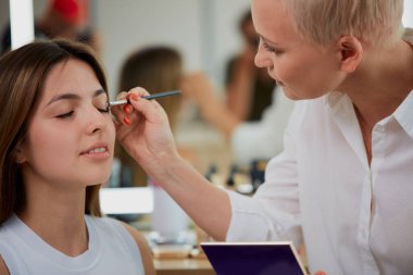 Makyaj vizesi, göz makyajı.