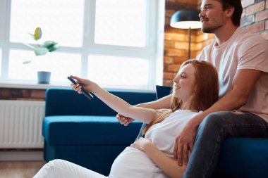 Rahat bir çift evde boş vakit geçirir.