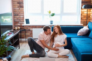 Dikkat et de hamile bir kadının karnını okşa.