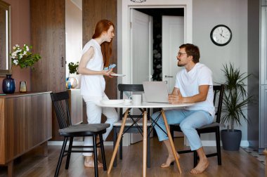 Karısı kocasının çok çalışmasına çok kızmış.