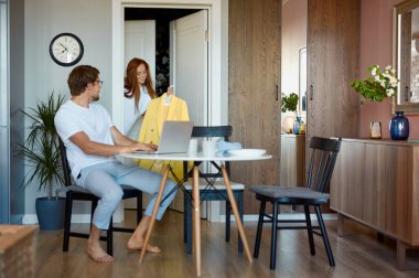 çekici bayan çalışan kocaya yeni giysiler göster