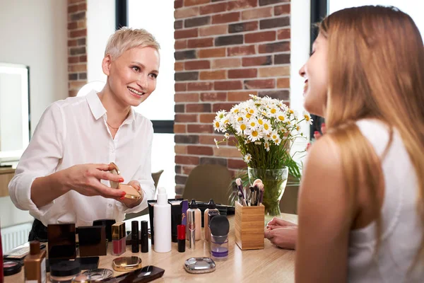 Make-up artist and students, future visagists talk to each other — Stock Photo, Image