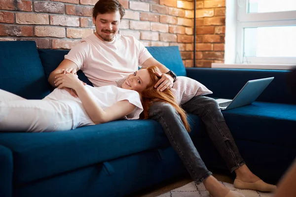 Adorable embarazada mentira en mans rodillas — Foto de Stock