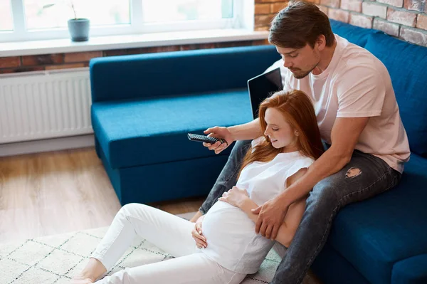 Молода подружня пара дивитися телевізор разом вдома — стокове фото