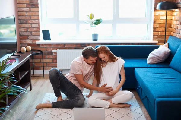 Geleceğin babası hamile kadınların karnını okşar.