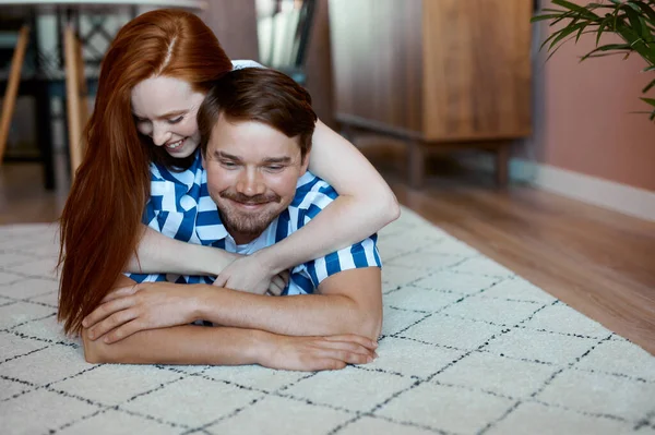 Portrait of couple lying on floor, have rest — Stock Photo, Image