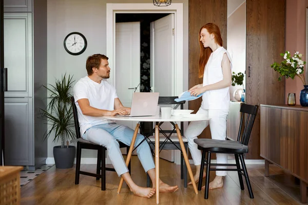 Evde çalışan yakışıklı bir adam, yanında hep gülümseyen bir kadın.