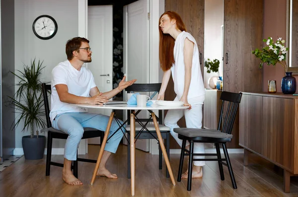 Rothaarige Frau ist empört, dass ihr Mann viel arbeitet — Stockfoto