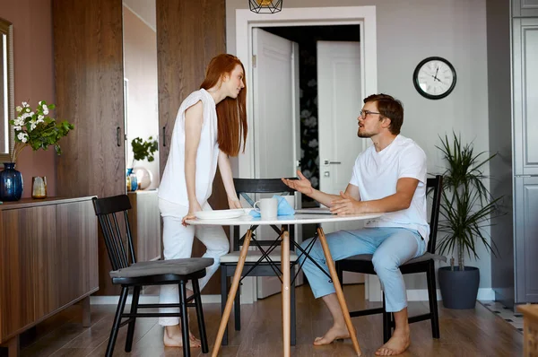 Hombre trabajador y mujer pelirroja están jurando — Foto de Stock