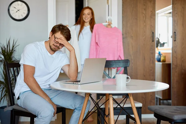 Homem está cansado de sua esposa, que o distrai do trabalho — Fotografia de Stock