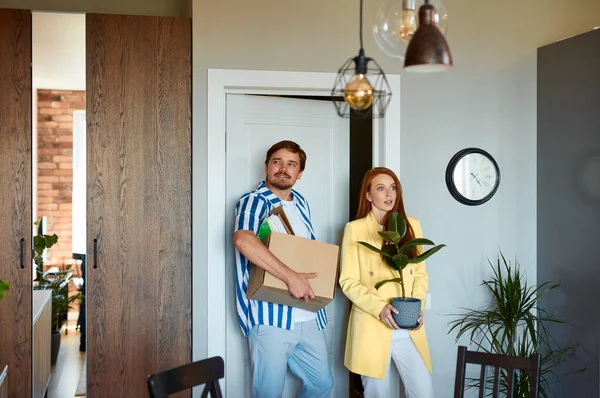 Pareja casada disfruta y celebra mudarse a un nuevo hogar —  Fotos de Stock