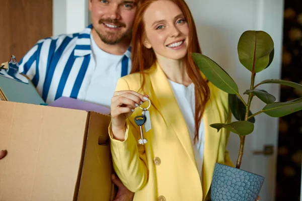 Hermosa pareja de casados entrar nuevo apartamento — Foto de Stock