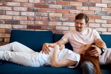 Adam hamile karısına sıcak ve şefkatli davranıyor.