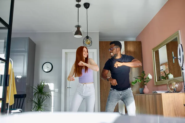 Çılgın evli çift dans ediyor, iyi eğlenceler.