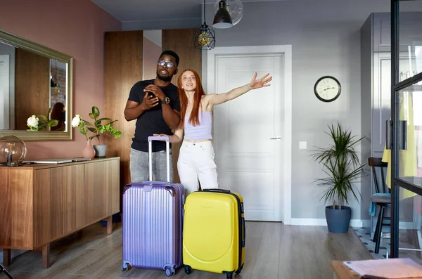 Alegre interracial pareja entrar nuevo apartamento — Foto de Stock