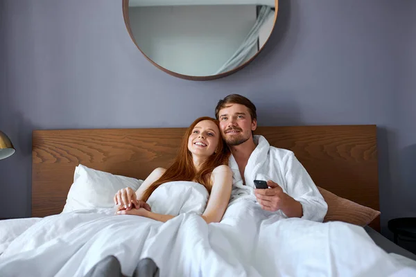 Adorable couple se reposer à l'hôtel, regarder la télévision — Photo