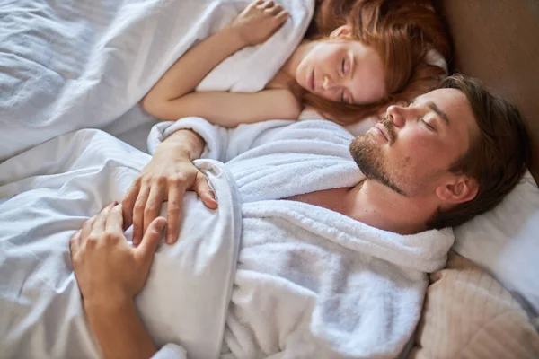 Jong getrouwd stel slapen samen, liggen op bed — Stockfoto