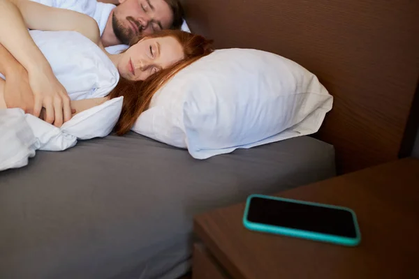 Frumos cuplu somn la domiciliu — Fotografie, imagine de stoc