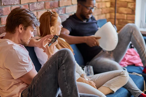 Polygamie mannen zitten thuis met een vrouw — Stockfoto